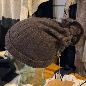 Santiago hand-knit hat graphite hat perfect for the fall and winter, never worn